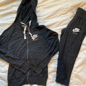Nike matching set | Nike Womens zip-up and capri joggers